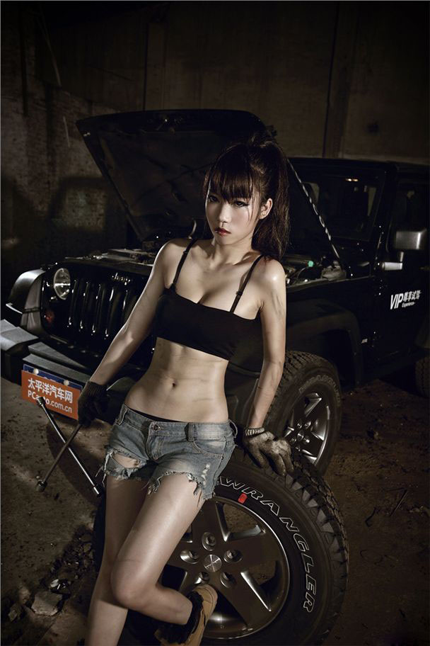 狂野Jeep牧马人汽车模特美女