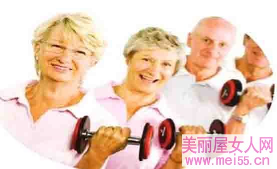 老人别“饿”着了肌肉，学学“肌力饱满健身法