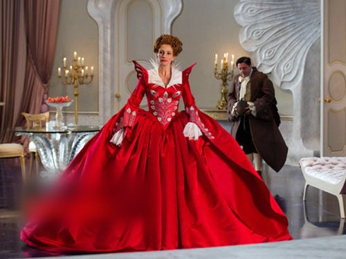茱莉亚·罗伯茨红衣演绎王后霸气
