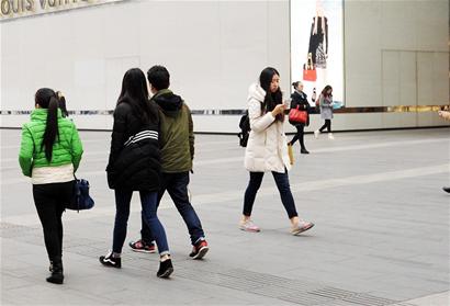 寒冷冬季女孩学韩剧露脚踝